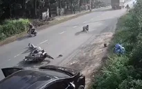 Mở cửa ô tô bất cẩn khiến 2 người suýt mất mạng dưới gầm xe tải