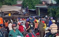 Xe tải chở điều tuột dốc, lật nghiêng vào quán ăn làm 8 người thương vong