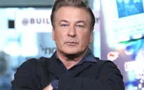 Hậu nổ súng gây chết người trên phim trường, Alec Baldwin trở lại làm việc