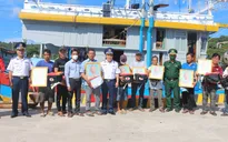 Cảnh sát biển 4 tặng cờ tổ quốc cho ngư dân đảo Thổ Chu