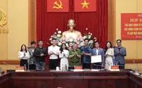 Dàn diễn viên "Phố trong làng" vinh dự, tự hào nhận bằng khen của Bộ trưởng Bộ Công an