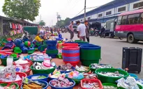 Tự ý thu phí, cho bán hàng rong trong khu công nghiệp