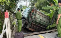 Xe rác đi nhầm đường làm sập cầu