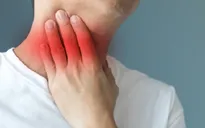 Làm gì với chứng đau họng khi bị COVID-19?