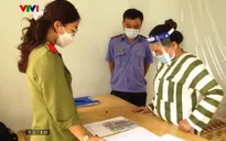 Dùng tiền giả mua dầu ăn, một phụ nữ 55 tuổi bị bắt