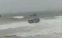 Phú Yên: Mưa to, sóng lớn đánh chìm hàng chục tàu cá, 2 người mất tích