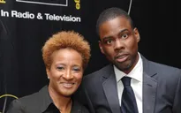 Chris Rock đã xin lỗi người dẫn chương trình Oscar sau cú tát của Will Smith