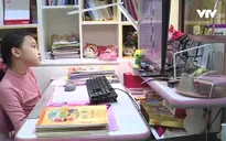 Phụ huynh loay hoay gỡ rối tâm lý cho con khi ở nhà mùa dịch