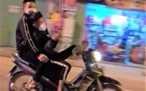 "Quái xế" lái xe máy bằng 1 chân, tay bấm điện thoại