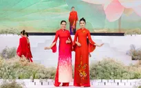 Gốm sứ Việt sống động trên tà áo dài