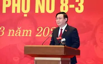 Chủ tịch Quốc hội Vương Đình Huệ gặp mặt Đội tuyển bóng đá nữ Quốc gia