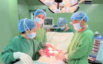 Phẫu thuật lấy khối u xơ tử cung nặng hơn trẻ sơ sinh cho một phụ nữ