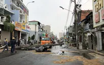 Trụ điện đổ chắn ngang đường, nhiều người thoát chết
