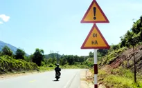 Biển báo xuống cấp trên đường cao tốc