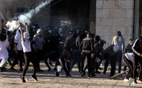 Người Palestine đụng độ với cảnh sát Israel tại thánh địa Jerusalem, hơn 150 người bị thương