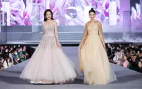 Hồng Diễm - Thu Quỳnh sánh bước catwalk, nhan sắc "bất phân thắng bại"
