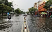 Mưa như trút, nhiều tuyến đường TP Hồ Chí Minh và Bình Dương ngập nặng