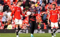 Ronaldo tặng quả bóng hat-trick cho đàn em