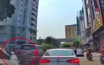 Luồn lách sang đường bất cẩn, cả người và xe lao lên vỉa hè