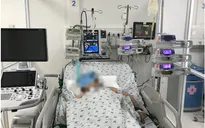 Cứu sống bé gái mắc COVID-19 bị xuất huyết dạ dày nguy kịch