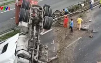 Xe đầu kéo lật ngửa trên cao tốc khiến giao thông bị ùn ứ