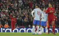 Vùi dập Man Utd, Liverpool vươn lên đỉnh bảng Ngoại hạng Anh