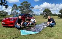 Australia thử nghiệm pin mặt trời in trên nhựa cho xe điện Tesla