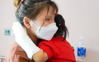 Nghịch sạc điện thoại, bé gái bị điện giật ngừng tim, bỏng điện hoại tử bàn tay