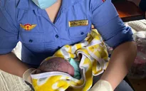 Nhân viên đường sắt giúp sản phụ sinh con trên tàu