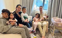Ronaldo chia sẻ hình con gái mới chào đời