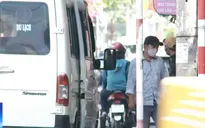 Xe dù tranh giành khách ở điểm dừng xe bus ở Nha Trang