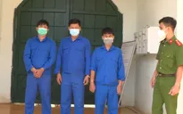 Tạm giữ nhóm người tạt mắm tôm vào shop quần áo