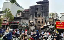 Hà Nội: Cháy rụi hàng loạt cửa hàng trên phố Nguyễn Hoàng trong đêm