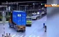 Container rẽ ẩu suýt gây tai nạn liên hoàn