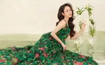 Việt Hoa khoe sắc bên hoa loa kèn