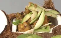 Trổ tài với món đùi ếch lắc bơ tỏi trộn salad chua cay