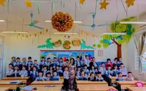 Học sinh, thầy cô mừng rỡ gặp nhau sau gần 1 năm dừng đến trường