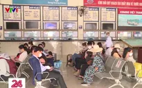 Người dân ùn ùn đổ ra bến xe, nhà ga về quê nghỉ lễ