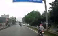 Trượt ngã vì phóng nhanh, thanh niên suýt chui vào gầm xe tải