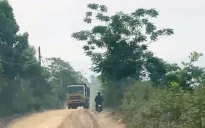 Xe quá khổ, quá tải phá nát đường dân sinh