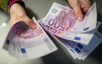 Giới chuyên gia khuyến cáo ECB cần sớm nâng lãi suất