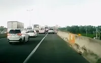 Ô tô chạy vào làn dừng khẩn cấp, cản trở xe cấp cứu