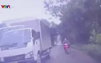 Vượt ẩu khi khuất tầm nhìn, người phụ nữ đi xe máy bị hất văng