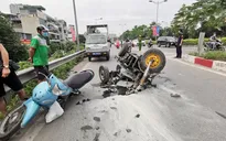 Xe ba bánh tự chế va chạm với xe máy rồi bốc cháy dữ dội