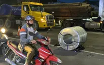 Xe đầu kéo đứt dây xích cuộn tôn 5 tấn rơi trúng xe ô tô 7 chỗ hư hỏng nặng