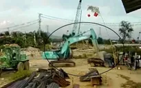 Tài xế dùng máy xúc đập nát ô tô lĩnh án 2 năm 6 tháng tù