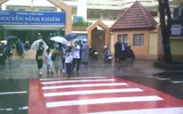 Sơn vạch phản quang màu đỏ ở đường trước trường học