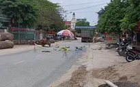 Tài xế ô tô mở cửa bất cẩn khiến 1 phụ nữ bị xe tải cán tử vong