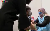 Malaysia khuyến khích trẻ em tiêm ngừa COVID-19
