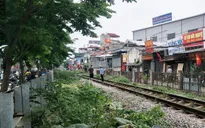 Hà Nội: Va chạm với tàu hỏa, 2 nam sinh thương vong